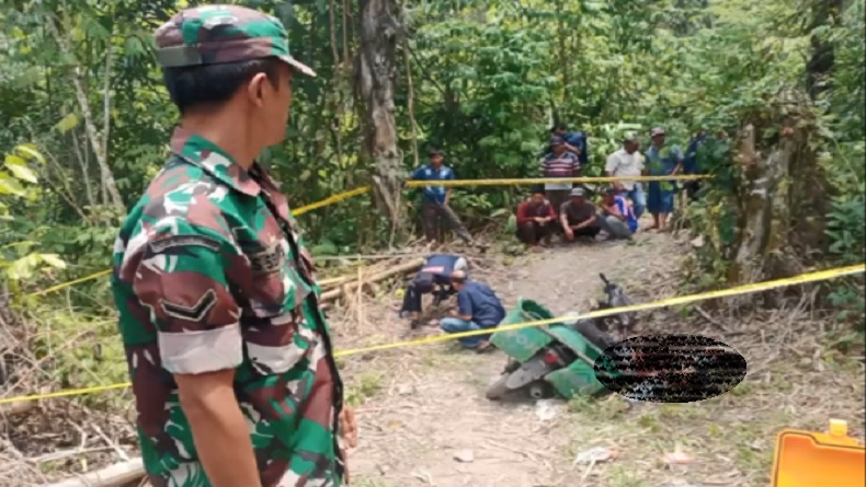 Karo Gempar, Mayat dengan Luka Bacok Tertindih Motor Ditemukan di Ladang