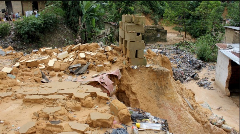 Tanah Longsor di Sekitar Sungai, Perempuan dan Anak-Anak Tewas Terkubur