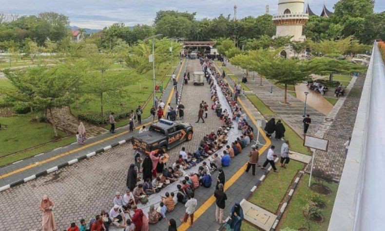 Arab Saudi Gelar Buka Puasa Bersama di Padang dengan Hidangan Terpanjang, 1,2 Km