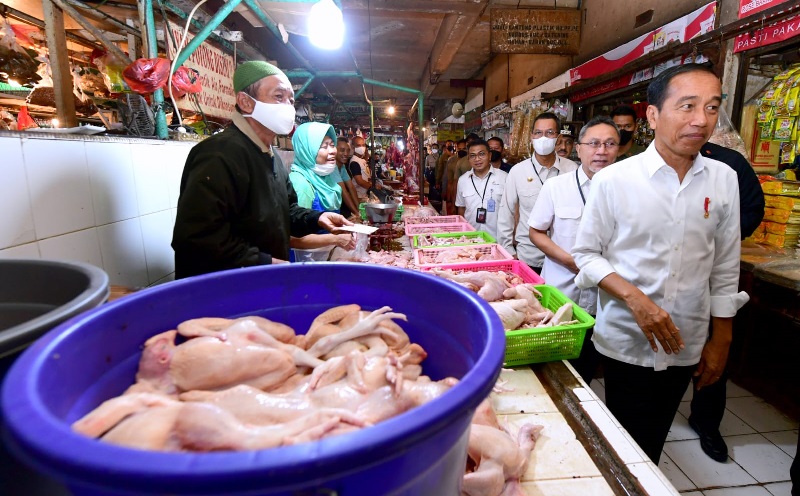Presiden Jokowi Cek Harga Telur dan Daging di Pasar Rawamangun, Begini Kata Pedagang