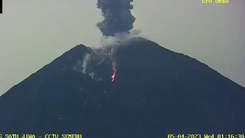 Gunung Semeru Luncurkan Lava Pijar 2.000 Meter, Awan Panas Mengancam