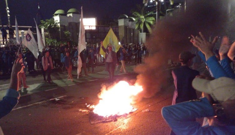 Mahasiswa Bakar Ban, Arus Lalu Lintas di Depan DPR Macet