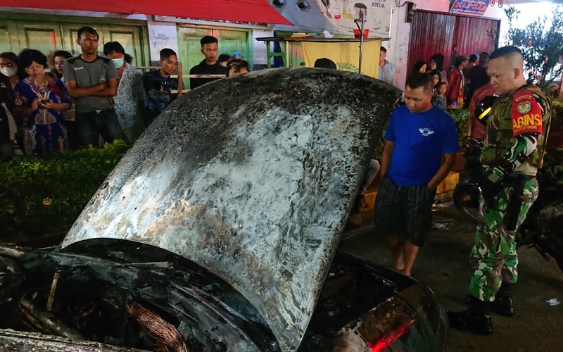 Warga Panik, Mobil Sedan Timor Terbakar di Jalan Raya Cianjur