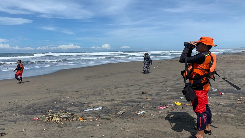 Pencarian Nelayan Hilang di Pantai Santolo Garut Terkendala Gelombang Tinggi
