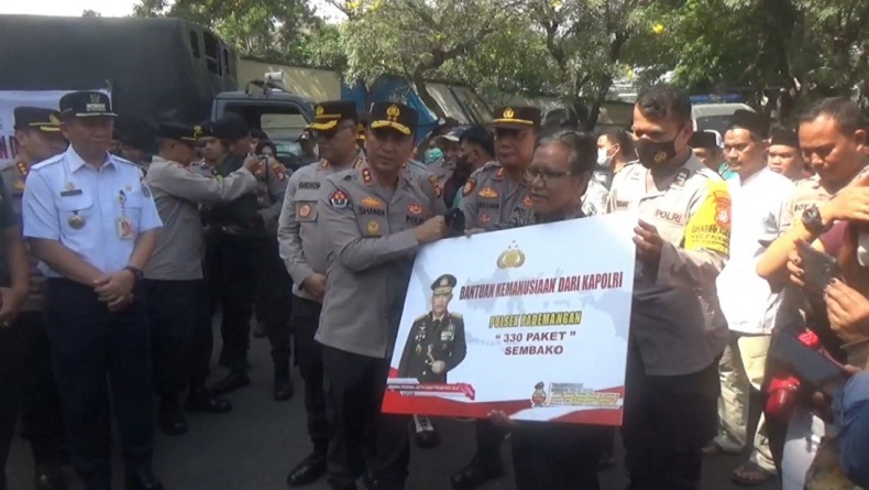 Polri Salurkan Ribuan Paket Sembako di Jakut, Bantu Korban Kebakaran Depo Plumpang