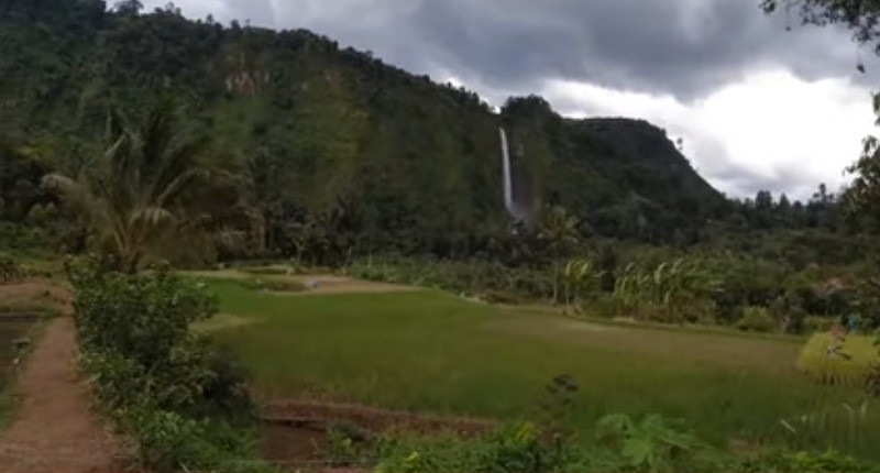 Mengintip Suasana Pedesaan di Rumah Abah Jajang dengan Pemandangan Curug Citambur
