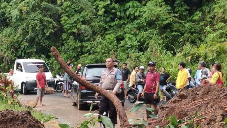 Pemkab Minahasa Utara Bantu Warga Terdampak Banjir dan Longsor di Talawaan