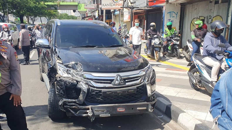 Melaju Kencang, Pajero Tabrak Grand Livina hingga Fortuner di Depok