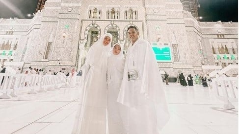Nia Ramadhani Pamer Foto Umroh, Netizen Malah Kagum dengan Kecantikan Putrinya