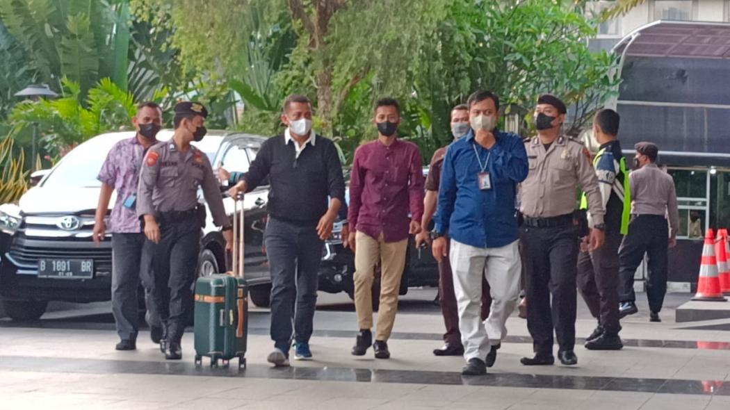 Penampakan Bupati Meranti Tiba di KPK Bawa Koper