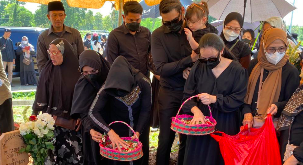 Tangis Asmirandah Pecah di Samping Pusara Ayahanda: Papa Udah Tenang