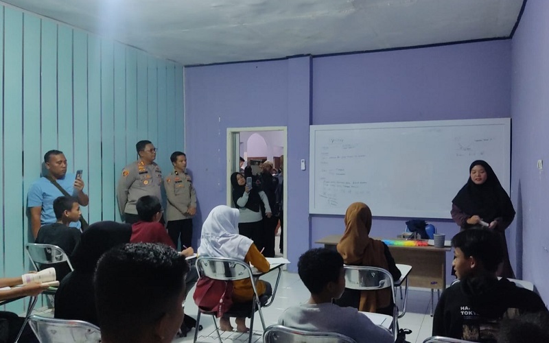Kisah Polisi di Lubuklinggau Buka Bimbel Gratis untuk Pelajar SMP dan SMA