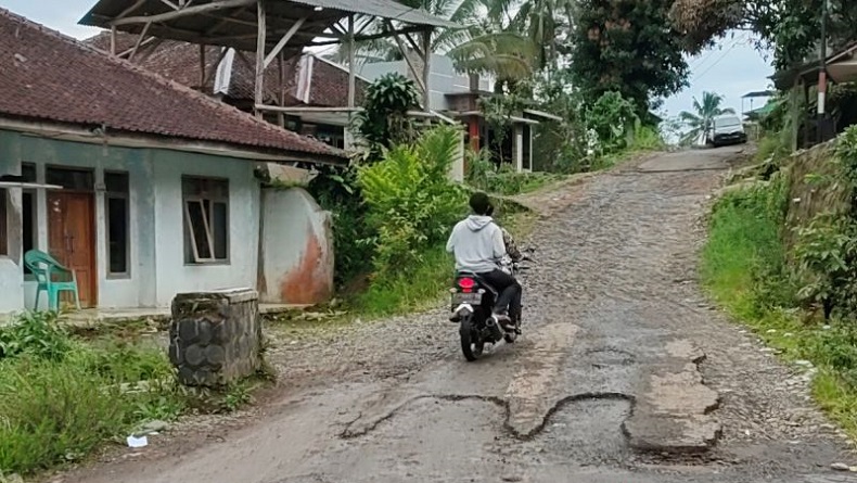 Pascarumah Kayu Viral, Pemkab Cianjur Perbaiki Jalan ke Objek Wisata Curug Citambur