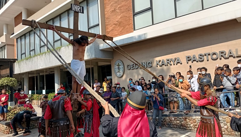 Peringati Isa Al-Masih, Jemaat Gereja Salib Suci Ikuti Visualisasi Kisah Sengsara Yesus 