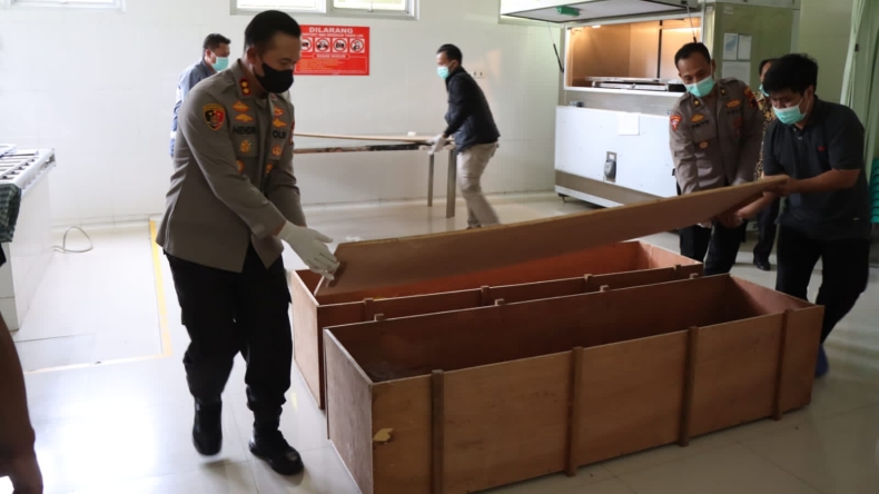 Jenazah Pasutri Asal Lampung Korban Dukun Pengganda Uang Mbah Slamet Diambil Keluarga