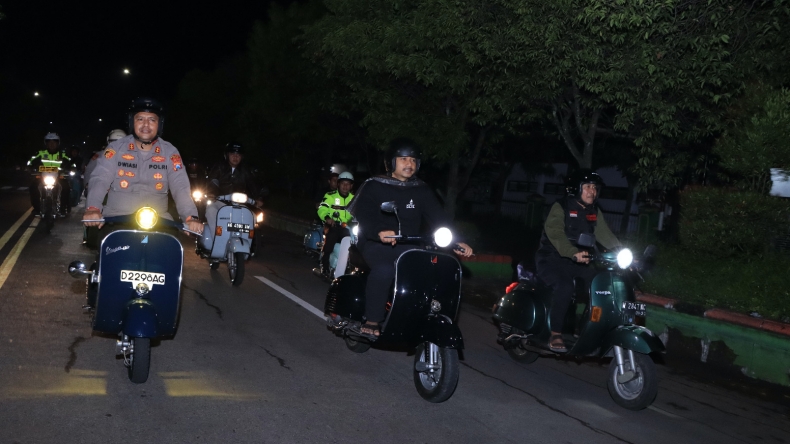 Cegah Balap Liar dan Tawuran, Kapolres Ngawi dan Bupati Patroli Sahur Naik Skuter 