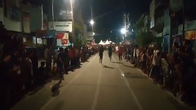Lomba Lari Tengah Malam di Makassar, Jalanan Dipenuhi Penonton