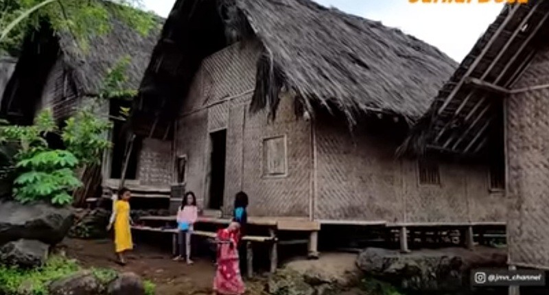 Kampung Unik di Garut, Suasananya seperti Tahun 1980-an, Rumah Bilik dengan Lampu Tradisional 