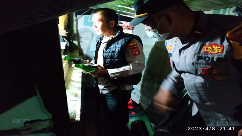 Polsek Andir Gerebek Toko di Jalan Arjuna Bandung, Sita Ratusan Botol Miras 