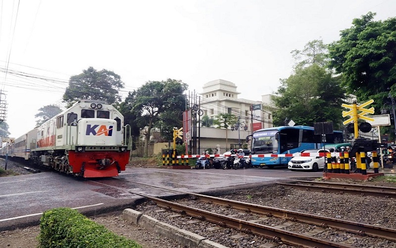 Jelang Arus Mudik Lebaran, KAI Divre III Minta Pemudik Waspada saat Melewati Pelintasan Kereta