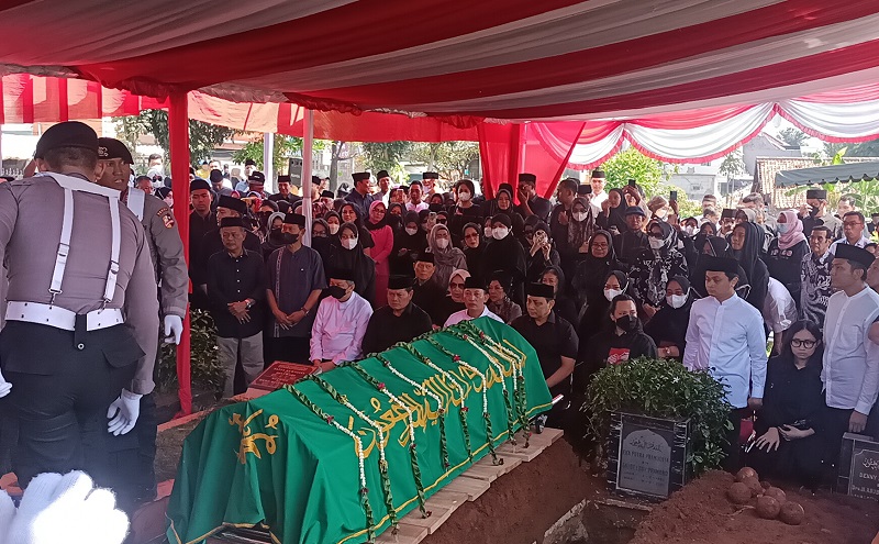 Penuh Haru, Wakapolri Komjen Gatot Eddy Pramono Menangis saat Makamkan Istri di TPU Joglo