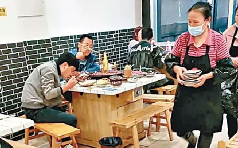 Viral Tukang Cuci Piring Ini Ternyata Orang Kaya, Diantar Mobil Bantley Setiap Hari