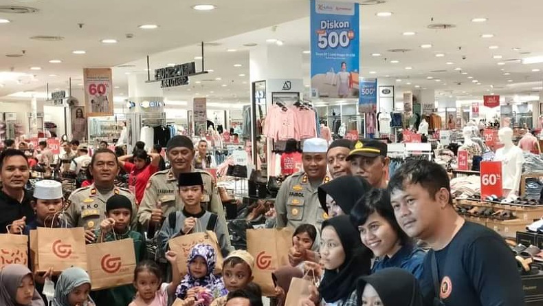 Netizen Puji Personel Polresta Manado Sisihkan THR Ajak Anak Yatim Piatu Belanja Baju Lebaran 