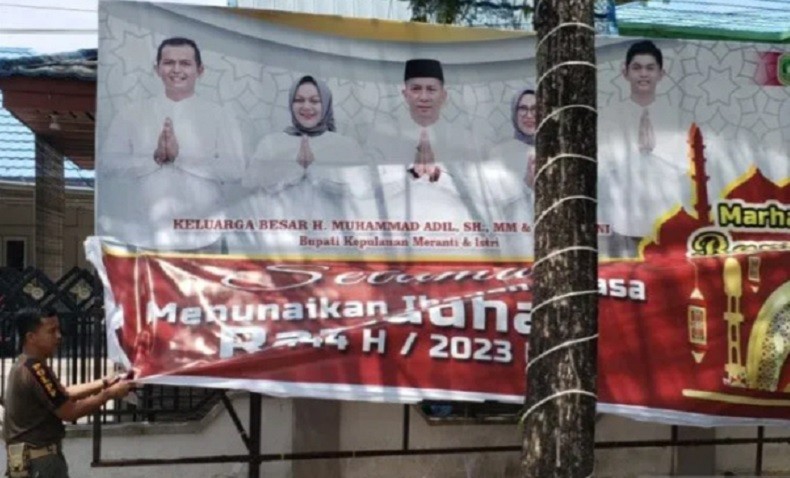 Satpol PP Copoti Baliho Bupati Meranti M Adil yang Ditangkap KPK