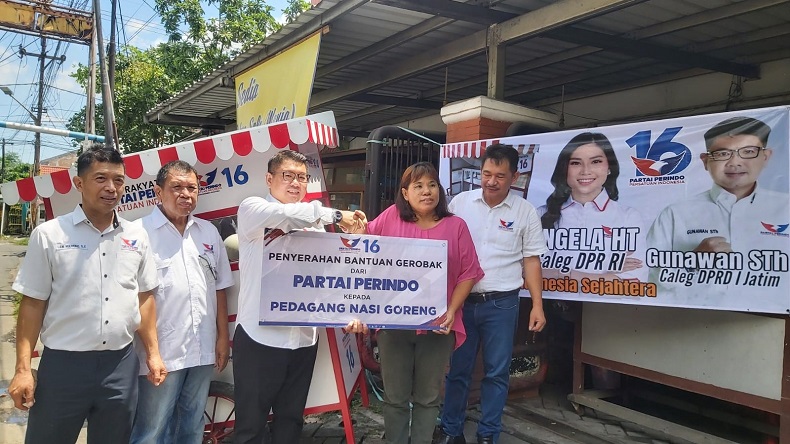 Partai Perindo Kembali Bagikan Gerobak untuk Pedagang di Surabaya 