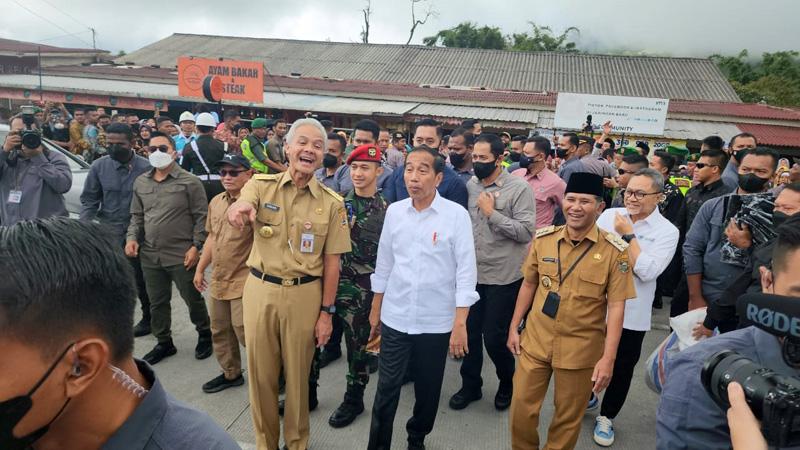 Momen Jokowi dan Ganjar Kunjungi Pasar Boyolali, Warga Teriak Histeris