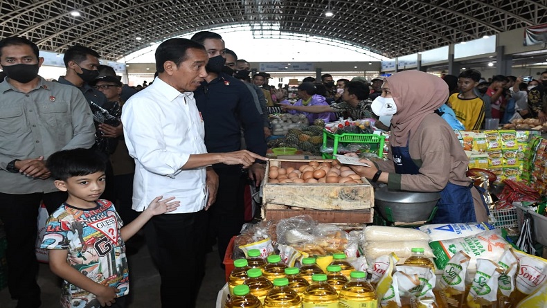 Cek Harga Bahan Pokok di Pasar Legi Solo, Jokowi Ajak Jan Ethes