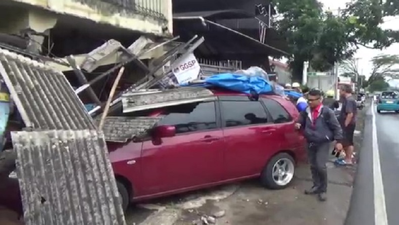 Kecelakaan di Sukabumi Hari Ini, Sedan Tabrak Warung dan Motor, 2 Luka-luka