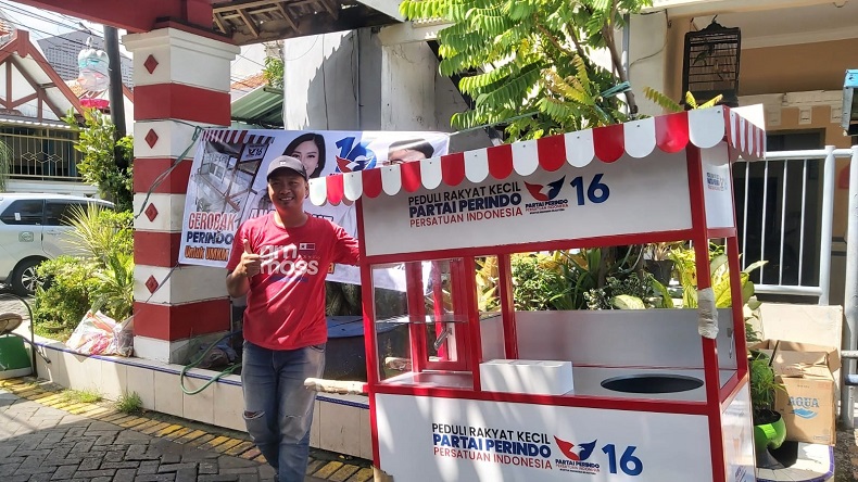 Pedagang di Surabaya Gembira Dapat Gerobak: Semoga Partai Perindo Makin Maju