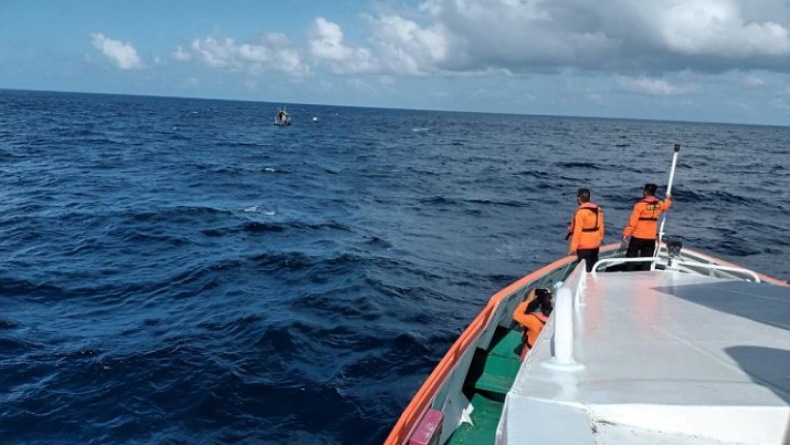 KM Pari Kudus Angkut 33 Penumpang Terbalik karena Diterjang Ombak