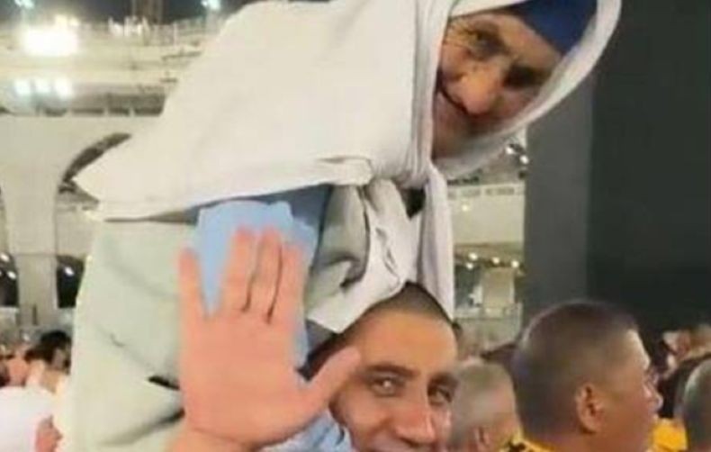 Viral Jemaah Umrah Ini Gendong Ibunya Tawaf di Kakbah, Netizen Terharu