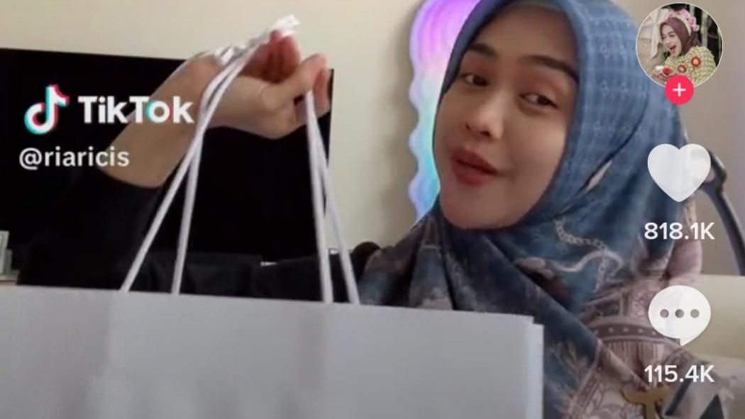 Ria Ricis Bagi-Bagi Hampers Lebaran, Isinya Bikin Heboh