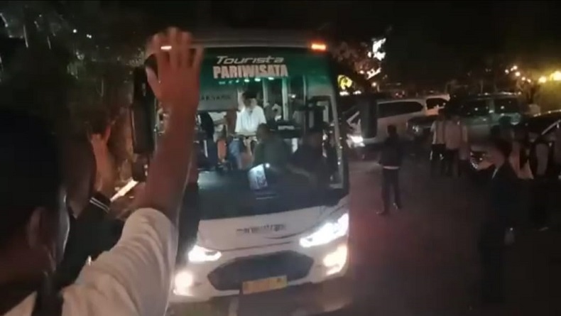 Anas Urbaningrum Berangkat ke Blitar dengan Bus, Dilepas Ratusan Pendukung