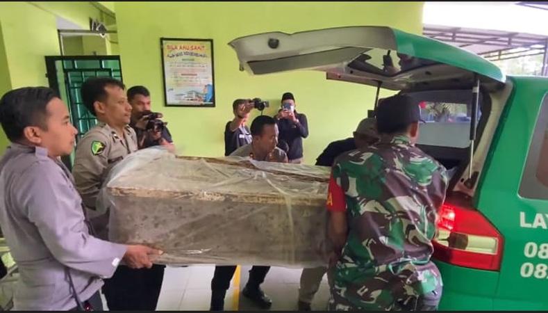  Isak Tangis Keluarga Warnai Penjemputan Jenazah Ibu dan Anak Korban Dukun Slamet Tohari