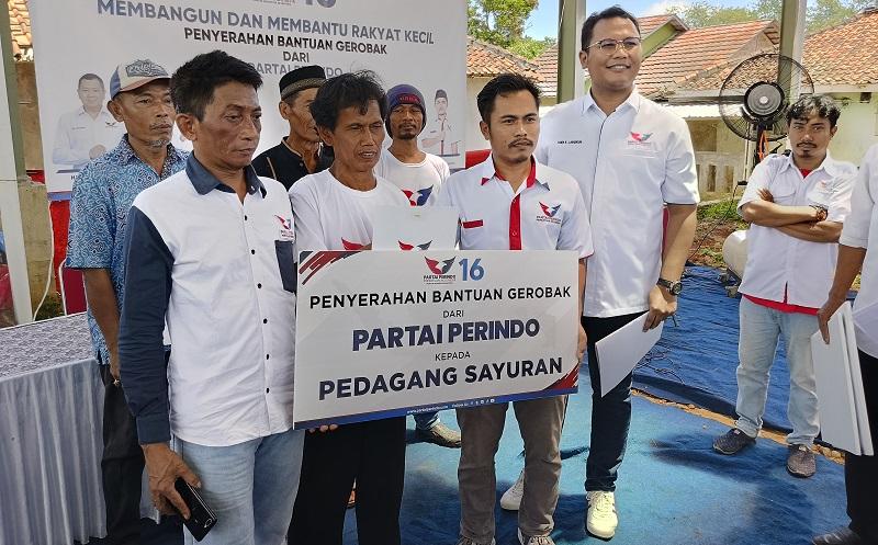 Bagikan Gerobak Partai Perindo, Bacaleg DPRD Kabupaten Bogor: Sesuai Kebutuhan Masing-Masing Pedagang