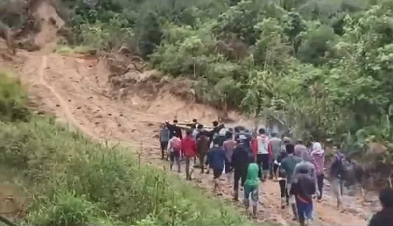 Miris, Ibu Hamil Hendak Melahirkan Ditandu Sejauh 8 Km karena Jalan Rusak