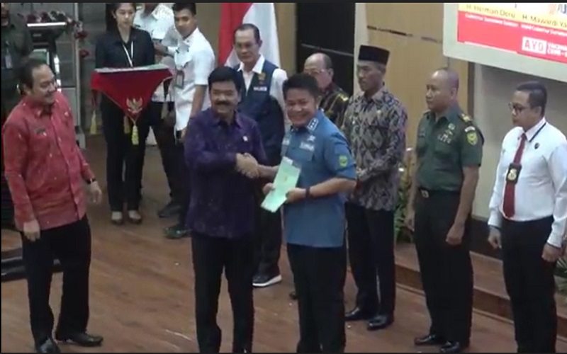 Menteri ATR/BPN Serahkan Sertifikat Tanah Negara dan BUMD di Sumsel 