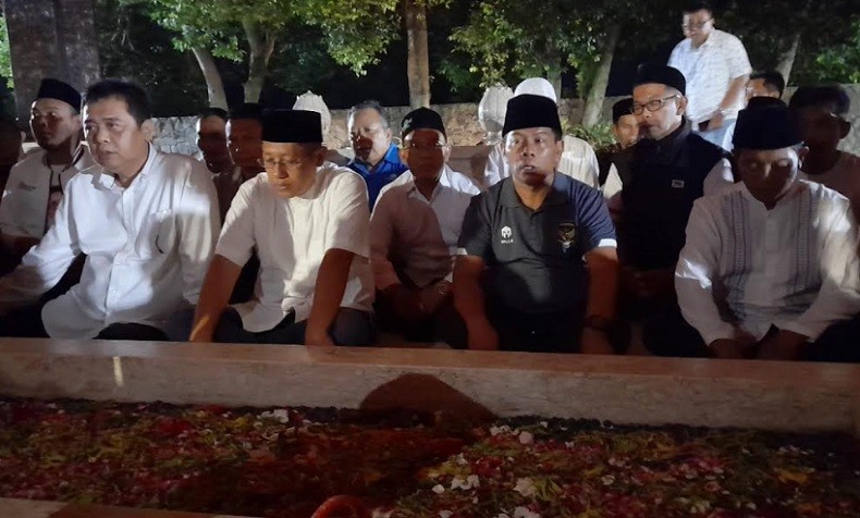 Anas Urbaningrum Ziarah ke Makam Bung Karno Ditemani Loyalis hingga Teman Sekolah