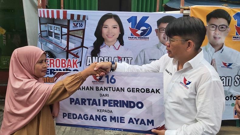 Pedagang Bakso di Surabaya Senang Dapat Bantuan Gerobak Partai Perindo