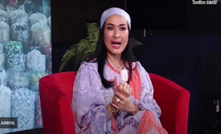Bantah Isu Anak Pindah Agama, Iis Dahlia: Aku Masih Ingatkan Devano untuk Sholat dan Ngaji