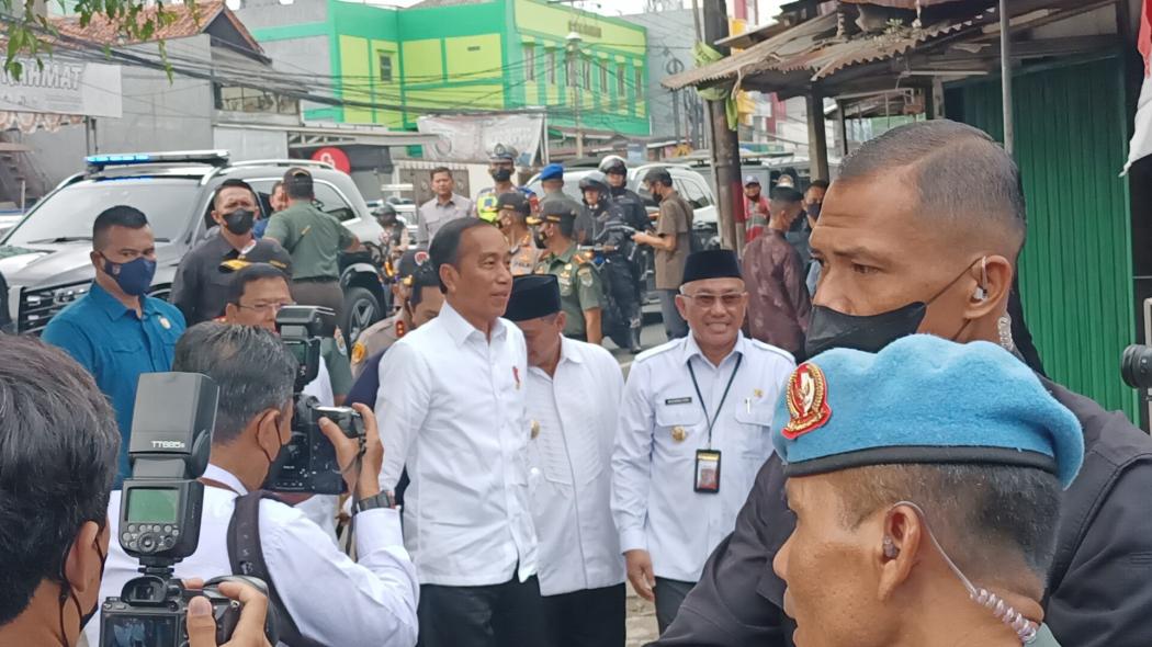 Presiden Jokowi Sidak Pasar Pal Tugu Cimanggis Depok, Warga Sambut Meriah  