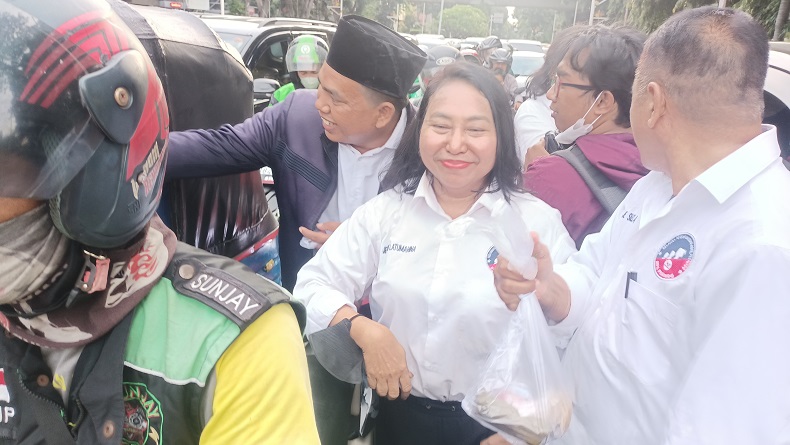 RPA Perindo Bagikan Ratusan Paket Takjil di Kebon Sirih Jakpus