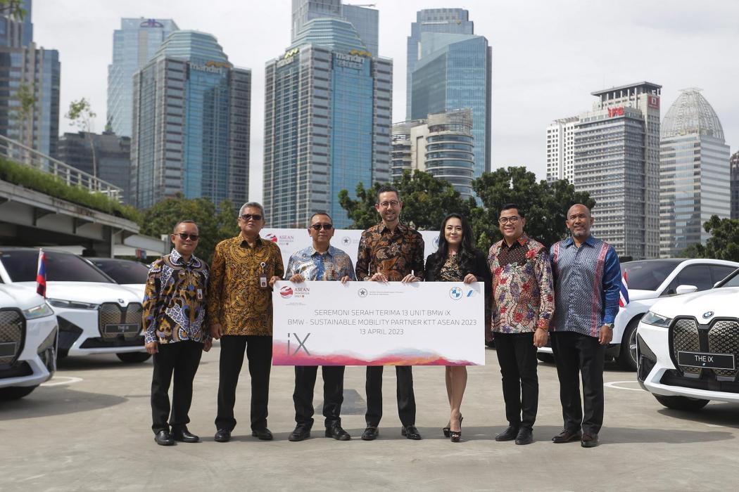13 Mobil Listrik Mewah BMW Jadi Tunggangan Kepala Negara di KTT ASEAN 2023