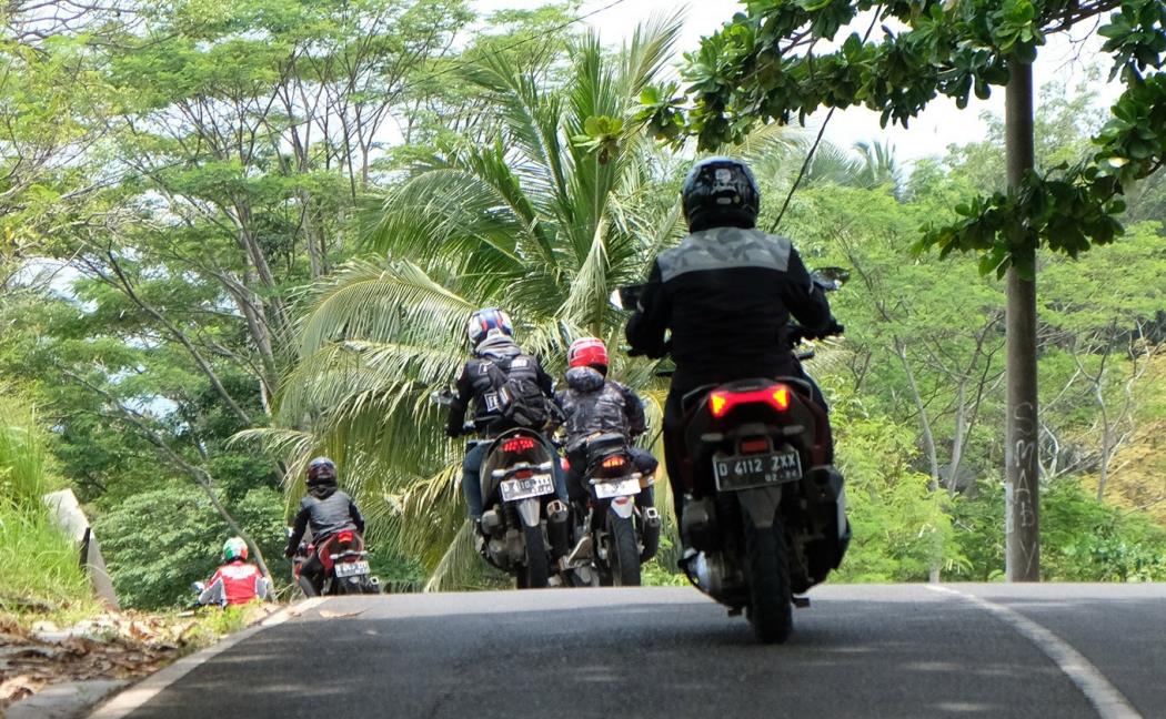 6 Tips Aman Kendarai Motor di Turunan Curam, Awas Jangan Sampai Rem Blong