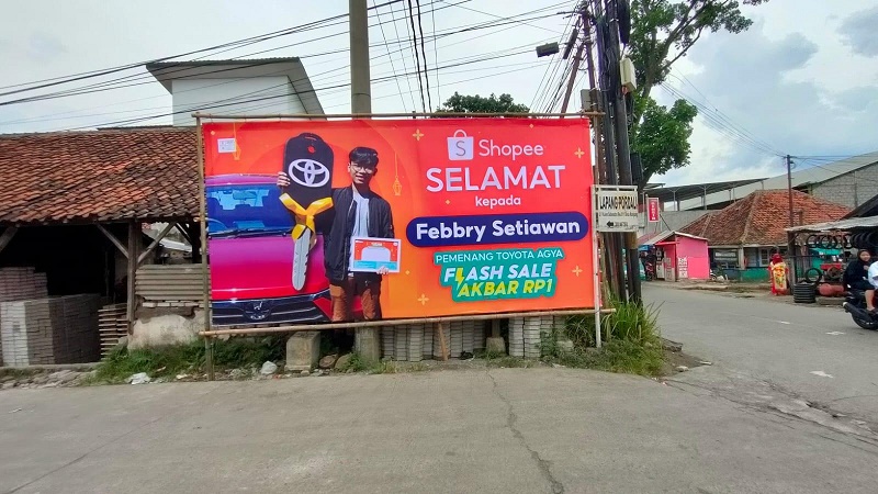 Sukses Raih Mobil lewat Flash Sale Shopee, Foto Pria Ini Muncul di Baliho Cimahi