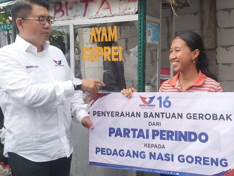 Dapat Gerobak Gratis, Penjual Ayam Geprek di Surabaya Doakan Partai Perindo Semakin Mengayomi